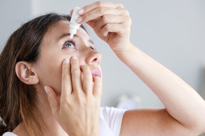 Damen nutzt Augentropfen für trockene Augen