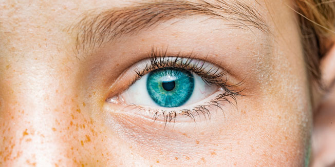 Brillenfrei Augen lasern Gesicht mit grünem Auge