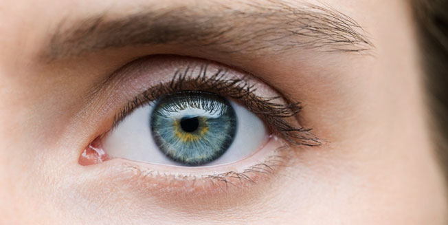 Brillenfrei Linsenimplantation Gesicht mit blauem Auge